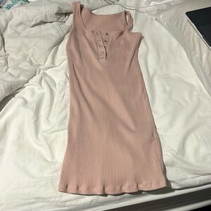 Sleeveless pink dress with buttons
